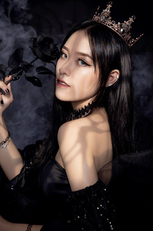 Theo dõi tài khoản Tik Tok của cô nàng, bạn không chỉ được mãn nhãn với hàng loạt video dance cover cực đỉnh mà còn bắt gặp không ít clip siêu đáng yêu và vô cùng sáng tạo có sự xuất hiện của cô nàng Trà Đặng.