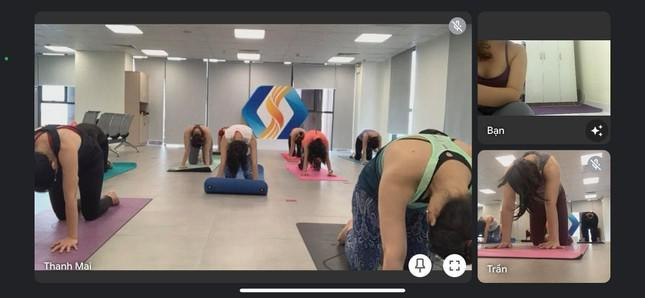 Ban tre tim thay su binh an trong mua dich nho yoga-Hinh-4