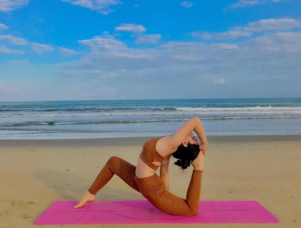 Ban tre tim thay su binh an trong mua dich nho yoga-Hinh-2