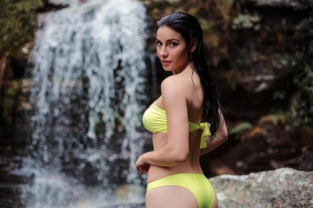 Bikini hai mảnh có màu sắc nổi bật như vàng, đỏ được Julia ưa chuộng mỗi khi mùa hè đến. Dù không cầu kỳ trong kiểu dáng, các thiết kế vẫn đảm bảo tôn lợi thế hình thể của người đẹp 27 tuổi. Công việc người mẫu giúp cô thêm tự tin khi diện trang phục gợi cảm. Ảnh: Julia Gama.