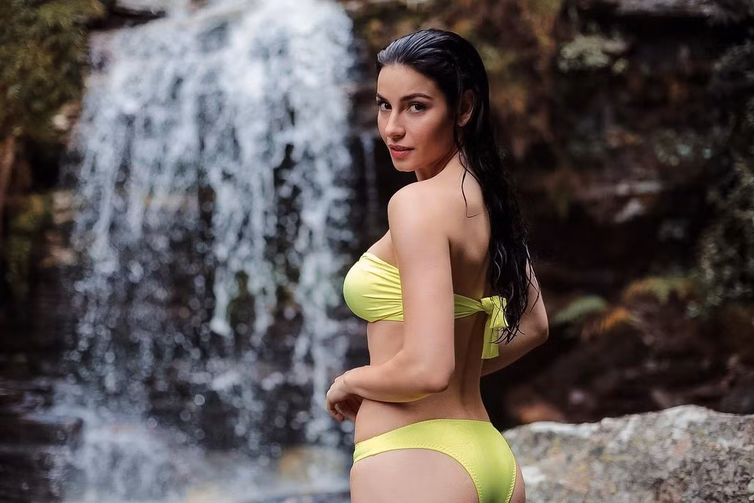 Bikini hai mảnh có màu sắc nổi bật như vàng, đỏ được Julia ưa chuộng mỗi khi mùa hè đến. Dù không cầu kỳ trong kiểu dáng, các thiết kế vẫn đảm bảo tôn lợi thế hình thể của người đẹp 27 tuổi. Công việc người mẫu giúp cô thêm tự tin khi diện trang phục gợi cảm. Ảnh: Julia Gama.