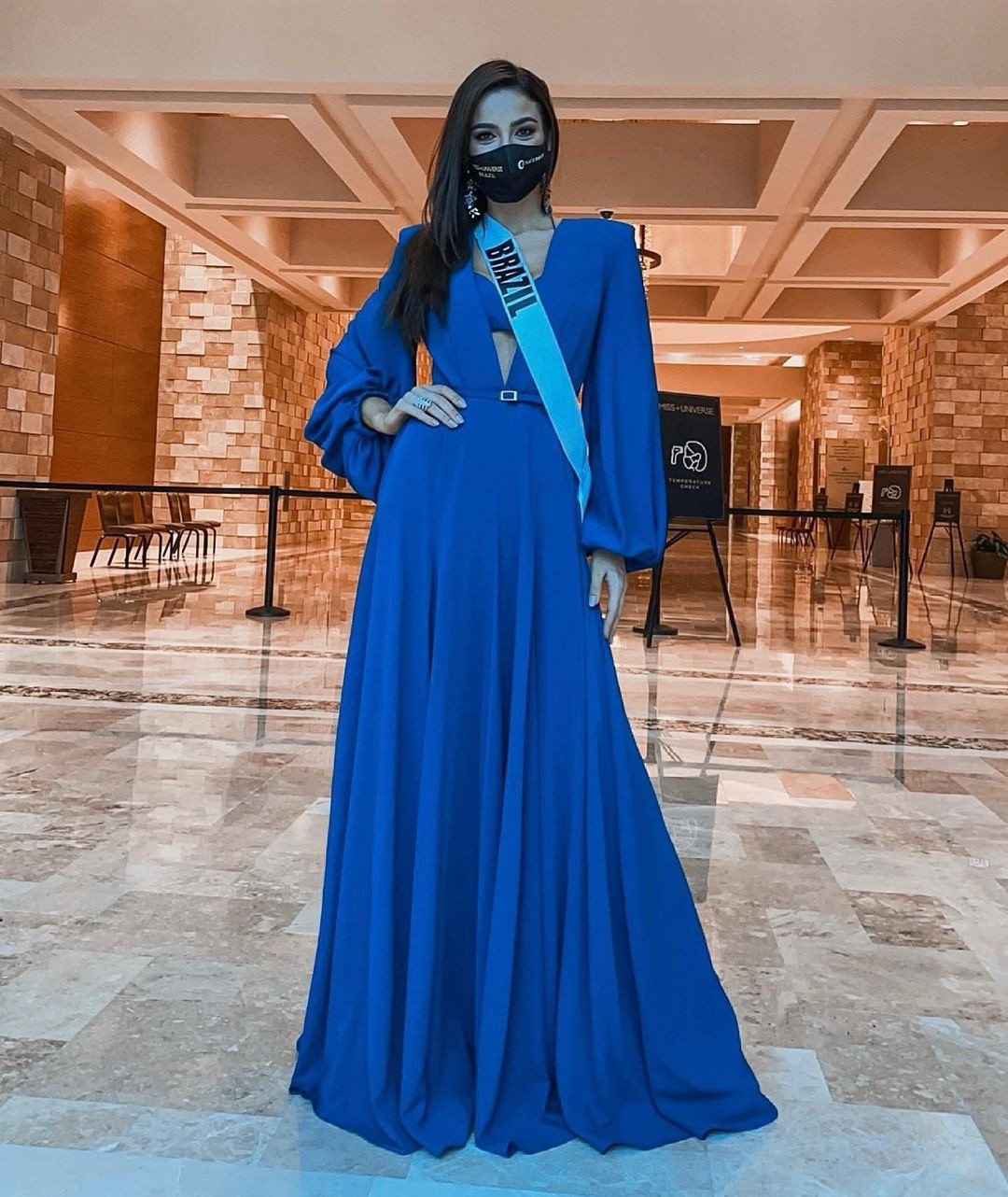 Gần đến đêm chung kết, Julia tiết chế hơn với trang phục mang gam trung tính. Cô tạo điểm nhấn với hoa tai, vòng tay bản to hay túi hiệu. Ảnh: Julia Gama.