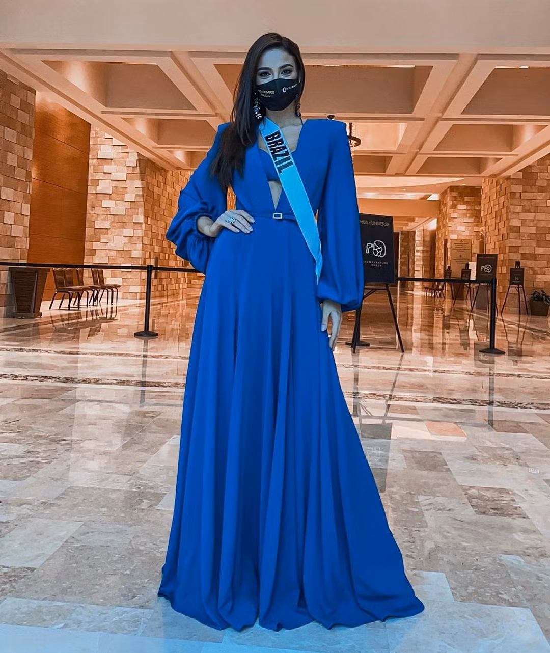 Gần đến đêm chung kết, Julia tiết chế hơn với trang phục mang gam trung tính. Cô tạo điểm nhấn với hoa tai, vòng tay bản to hay túi hiệu. Ảnh: Julia Gama.