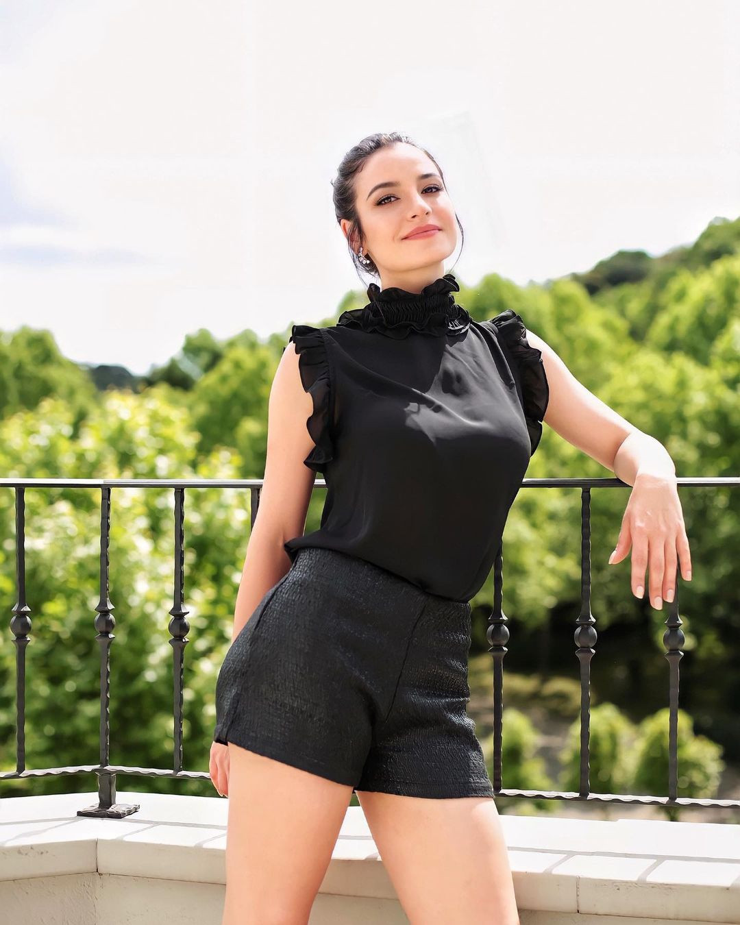 Trang phục tôn lên nét khỏe khoắn được Julia lựa chọn cho những chuyến đi giải tỏa căng thẳng. Ảnh: Julia Gama.