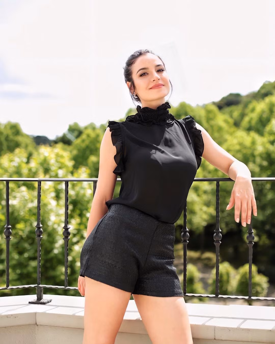 Trang phục tôn lên nét khỏe khoắn được Julia lựa chọn cho những chuyến đi giải tỏa căng thẳng. Ảnh: Julia Gama.