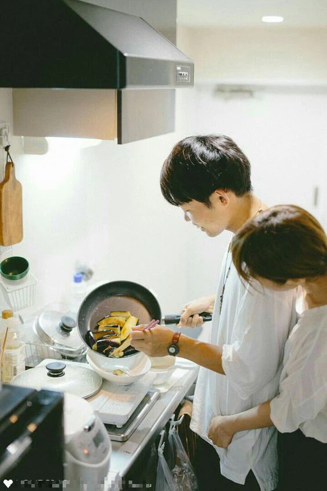 Suot 1 thang chong nau com cho vo nhung to don tren ban khien anh soc