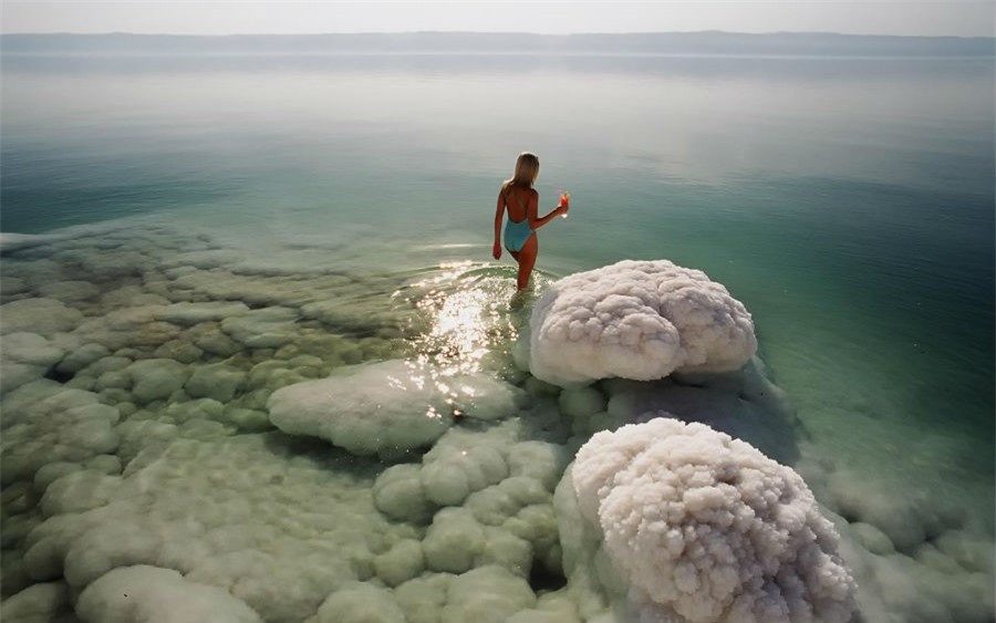 Biển Chết, Jordan/Israel/Palestine. Tính từ năm 1930, biển đã bị thu hẹp một nửa, hiện Biển Chết đang bé dần với tốc độ 1 mét mỗi năm. Hãy đến đó trước khi quá muộn!
