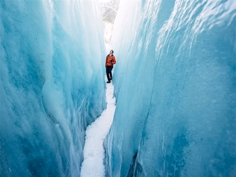Sông băng Franz Josef, New Zealand. Sông băng Franz Josef nằm trên bờ biển phía Tây Nam quốc đảo New Zealand, được tích tụ cho đến năm 2008, nhưng từ đó nó đã bước vào giai đoạn tụt rất nhanh và theo một số ước tính, nó có thể sẽ biến mất hoàn toàn trong vòng 100 năm - thời gian sống của một đời người, không phải là của sông băng 10.000 năm tuổi này.