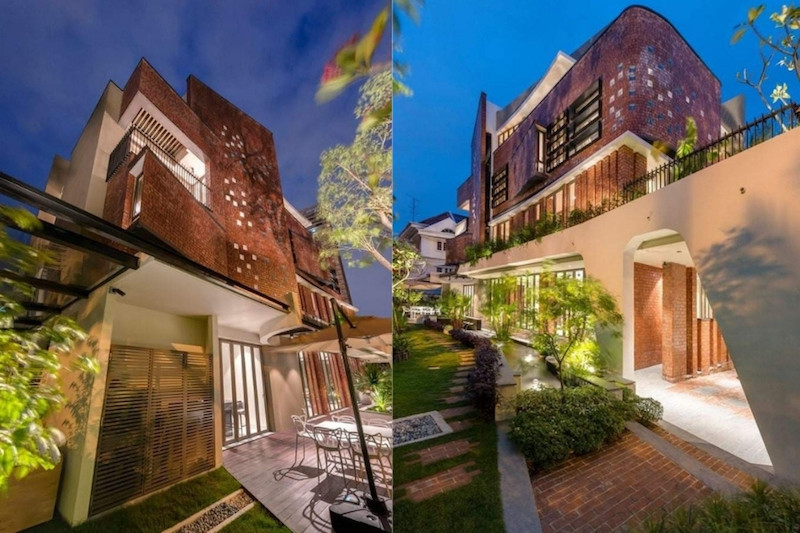 Cuộc sống phố thị càng đông đúc, bon chen thì con người lại càng muốn kiến tạo một không gian sống nhẹ nhàng, giúp cho tâm hồn được thư thái và bình yên hơn. Căn biệt thự nhà vườn 2 tầng này được xây dựng trong thành phố nhưng đã khéo léo tận dụng diện tích để tạo ra một sân vườn xanh mát. Phong cách thiết kế hiện đại, gạch đỏ ốp lát tường nổi bật, dưới ánh đèn lung linh, biệt thự càng thêm sức hút khó cưỡng