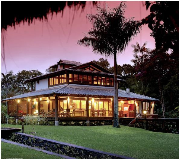 Lấy cảm hứng từ ngôi nhà sàn truyền thống, căn biệt thự 2 tầng được xây dựng ở vùng ngoại ô vô cùng ấn tượng với thiết kế cách điệu. Vật liệu chủ đạo là gỗ với tông màu nâu làm nổi bật thêm vẻ đẹp của đồi núi hùng vĩ