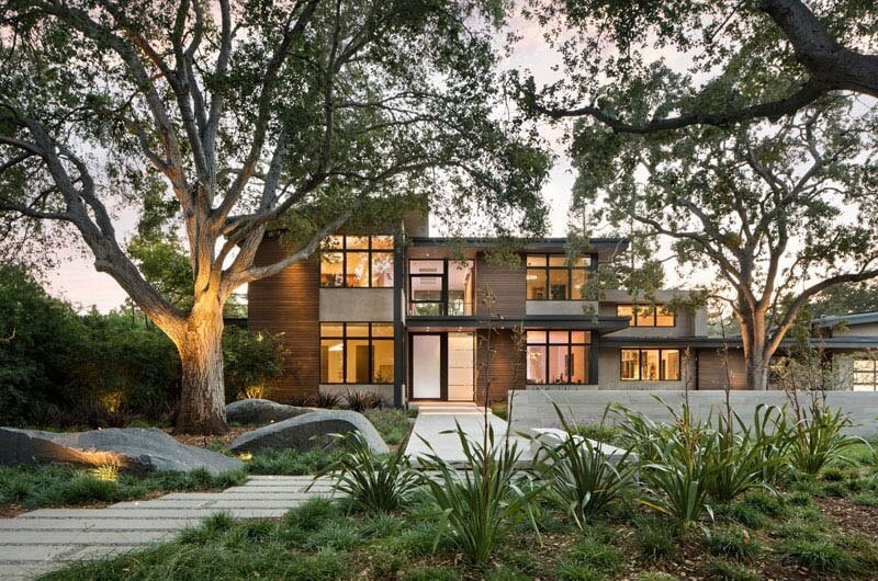 Căn biệt thự nhà vườn này tạo cảm giác ấn tượng đẹp như truyện cổ tích. Thiết kế hiện đại kết hợp với các hình khối bê tông, gỗ, kính đã mang đến cho mẫu biệt thự này một vẻ đẹp phóng khoáng đầy thu hút. Đặc biệt việc thiết kế vườn cây xanh bao quanh ngôi nhà đã mang đến một cảm giác yên bình