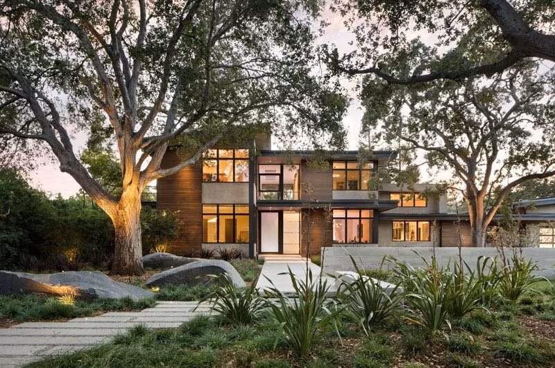 Căn biệt thự nhà vườn này tạo cảm giác ấn tượng đẹp như truyện cổ tích. Thiết kế hiện đại kết hợp với các hình khối bê tông, gỗ, kính đã mang đến cho mẫu biệt thự này một vẻ đẹp phóng khoáng đầy thu hút. Đặc biệt việc thiết kế vườn cây xanh bao quanh ngôi nhà đã mang đến một cảm giác yên bình