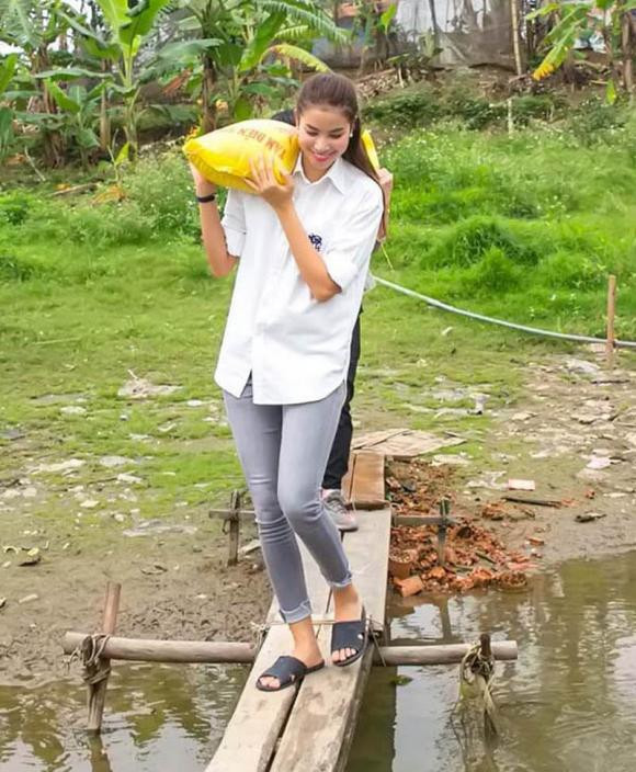 Hoa hậu Phạm Hương cũng chọn dép tổ ong khi đi làm từ thiện