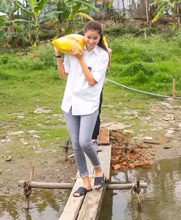 Hoa hậu Phạm Hương cũng chọn dép tổ ong khi đi làm từ thiện