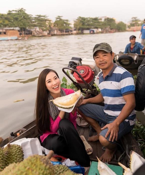 Á hậu Kim Duyên cũng đi dép tổ ong thăm lại quê nhà ở Cần Thơ