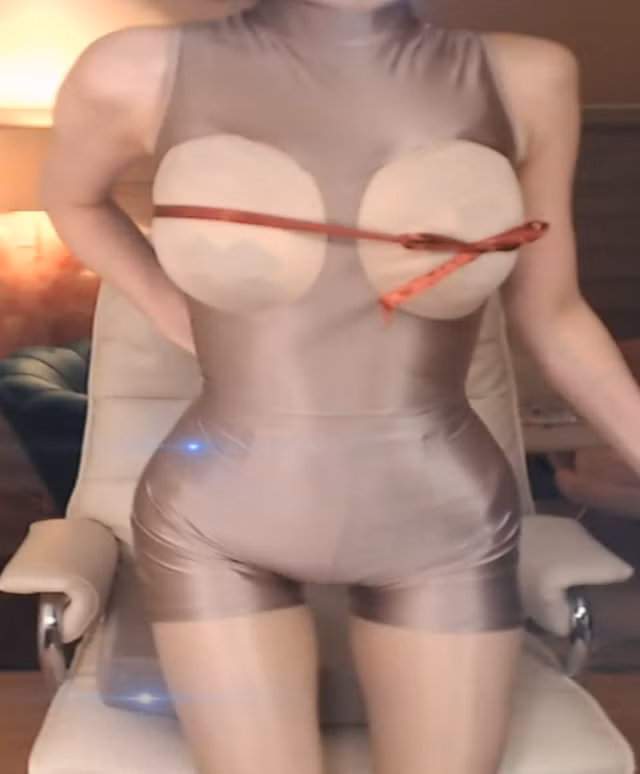 Nu streamer xinh dep gay soc khi len song voi bo trang phuc tu che-Hinh-4