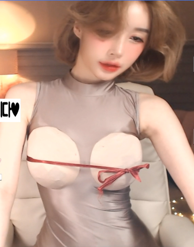 Nu streamer xinh dep gay soc khi len song voi bo trang phuc tu che-Hinh-3