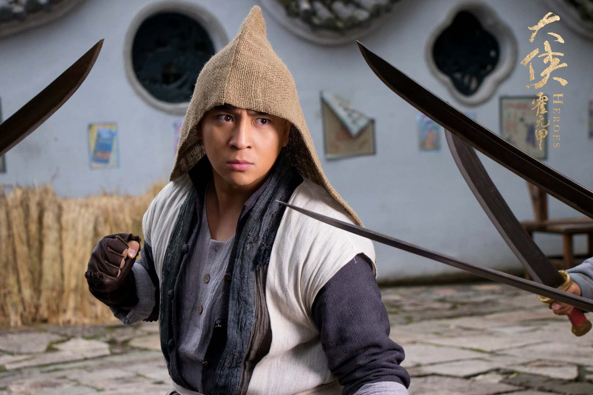 Năm 2003, khi sự nghiệp đang trên đà phát triển, diễn viên xứ Trung sang Mỹ du học. Nhiều năm sau trở lại, ánh hào quang đã không còn dành cho anh. Dự án mới nhất Yến Xích Hà lạp yêu truyện (2021) do Thích Tiểu Long đóng chính bị đánh giá là thảm họa phòng vé khi chỉ thu về 350 USD.