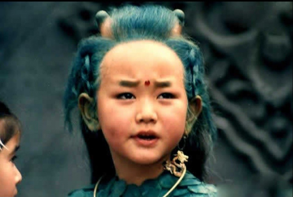  Trần Gia Nam - Tiểu Long Nhân (1992) : Phim kể về hành trình đi tìm mẹ của cậu bé nửa người nửa rồng lấy nước mắt khán giả với diễn xuất giàu cảm xúc của Trần Gia Nam. Theo Sina, "trên đầu có sừng thú, sau lưng có cái đuôi" từng là câu nói quen thuộc với khán giả nhỏ tuổi Trung Quốc về nhân vật Tiểu Long Nhân.