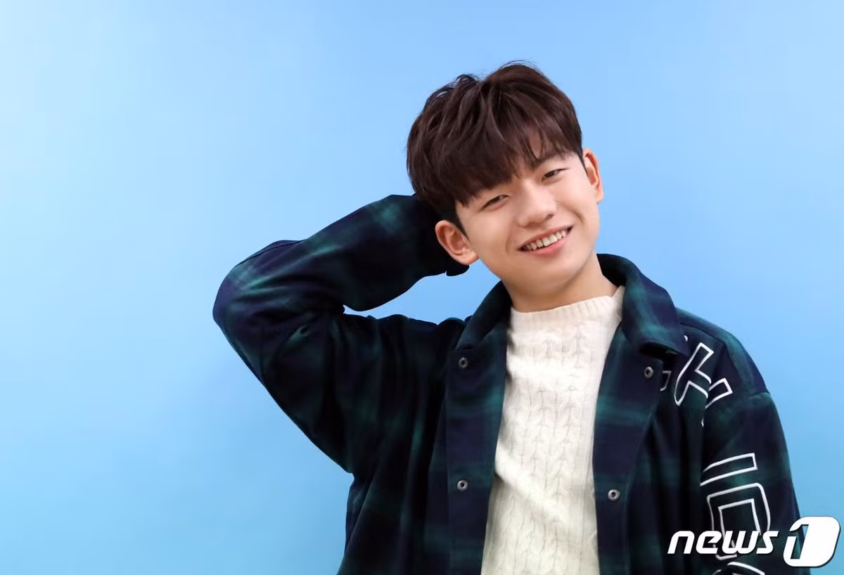 Wang Suk Hyun hiện 18 tuổi, ngoại hình thay đổi và không còn là cậu bé có nét mặt bầu bĩnh, đáng yêu năm nào. Khi trưởng thành, diễn viên xứ Hàn không đóng phim nhiều, có giai đoạn phải ngừng diễn xuất vì gặp chuyện gia đình. Thay vào đó, anh chuyển sang kinh doanh thời trang.