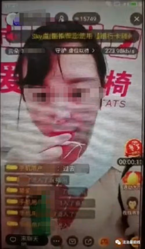 Xe quan ao livestream ho hang tren tau dien ngam, co gai bi canh sat bat-Hinh-2