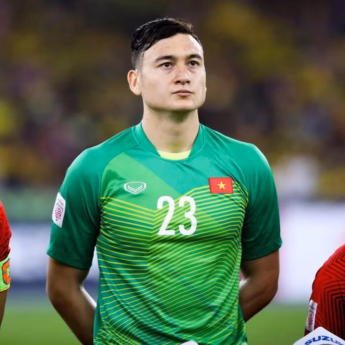 Văn Lâm đang thi đấu ở vị trí thủ môn cho câu lạc bộ Cerezo Osaka của Nhật Bản và đội tuyển bóng đá Quốc gia Việt Nam.