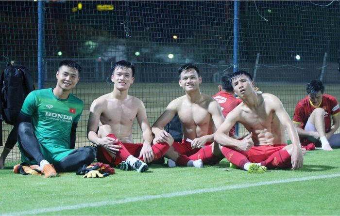 Văn Toản khoe body "cực phẩm" cùng với các tuyển thủ trong đội tuyển Việt Nam.