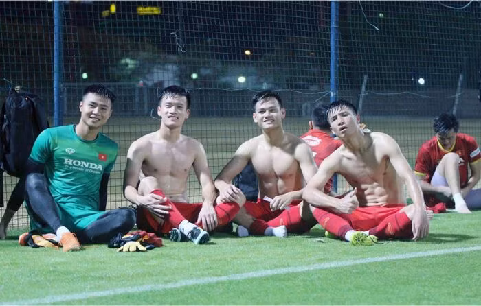 Văn Toản khoe body "cực phẩm" cùng với các tuyển thủ trong đội tuyển Việt Nam.