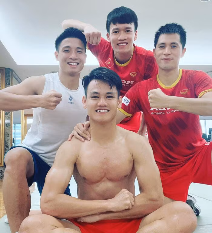 Hồ Tấn Tài cùng giàn "soái ca" đội tuyển Việt Nam.