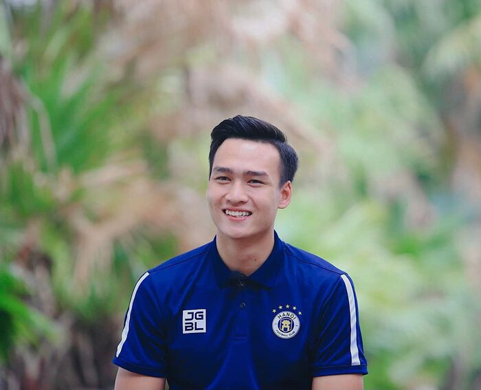 Bùi Hoàng Việt Anh sở hữu chiều cao 1m81 và khuôn mặt điển trai, body hút mắt.