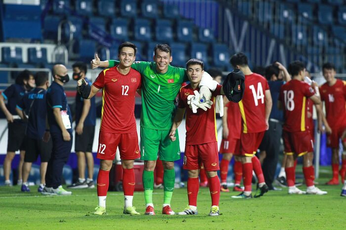  Bùi Hoàng Việt Anh đang thi đấu ở vị trí hậu vệ cho câu lạc bộ Hà Nội và đội tuyển quốc gia Việt Nam.