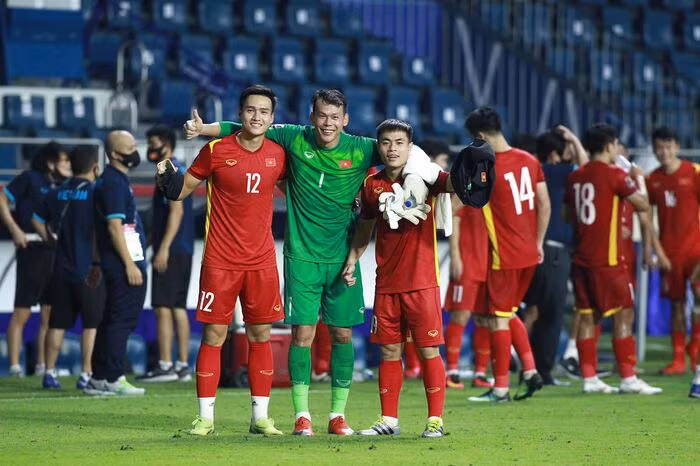  Bùi Hoàng Việt Anh đang thi đấu ở vị trí hậu vệ cho câu lạc bộ Hà Nội và đội tuyển quốc gia Việt Nam.