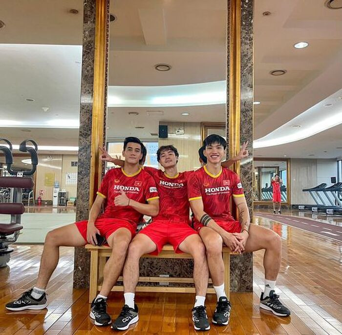  Tiến Linh chụp hình cùng Văn Toàn và Văn Hậu của đội tuyển Quốc gia Việt Nam. 