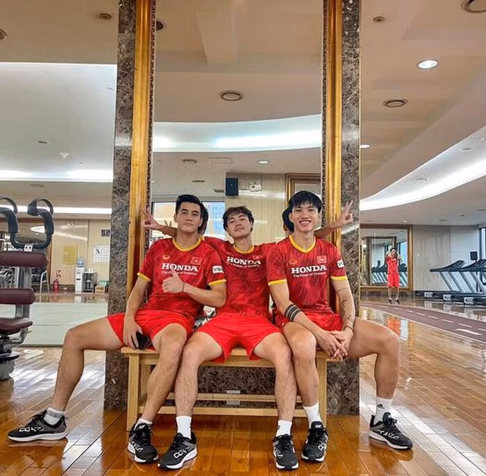  Tiến Linh chụp hình cùng Văn Toàn và Văn Hậu của đội tuyển Quốc gia Việt Nam. 