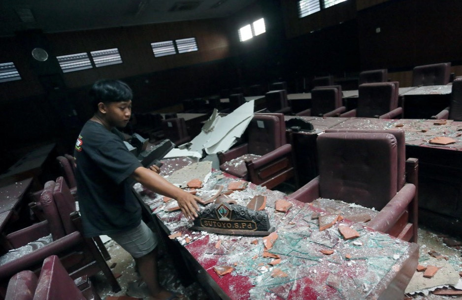 Dong dat o Indonesia khien hang tram ngoi nha bi tan pha-Hinh-3
