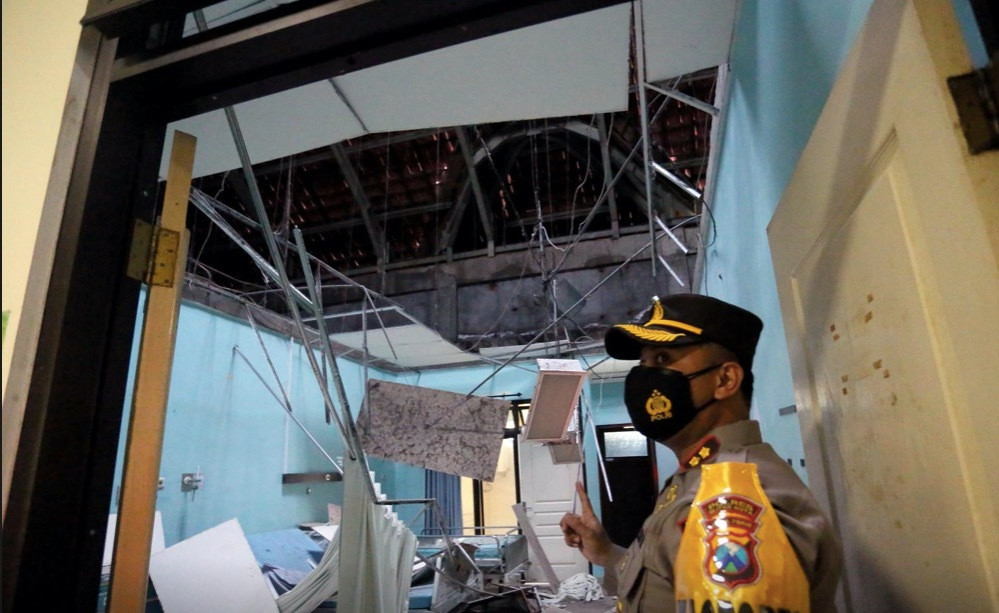 Dong dat o Indonesia khien hang tram ngoi nha bi tan pha-Hinh-4