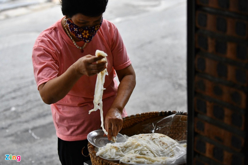 br/> Đối mặt với ảnh hưởng của đại dịch Covid-19, nhiều chủ hàng bánh cuốn phải đau đầu với việc duy trì để trả tiền mặt bằng. Vì vậy, bà Hằng (61 tuổi) chuyển sang buôn bán trên chiếc xe máy lưu động. Bà bảo tuy doanh thu có giảm sút, ít nhất vẫn đỡ được một khoản chi phí lớn.
