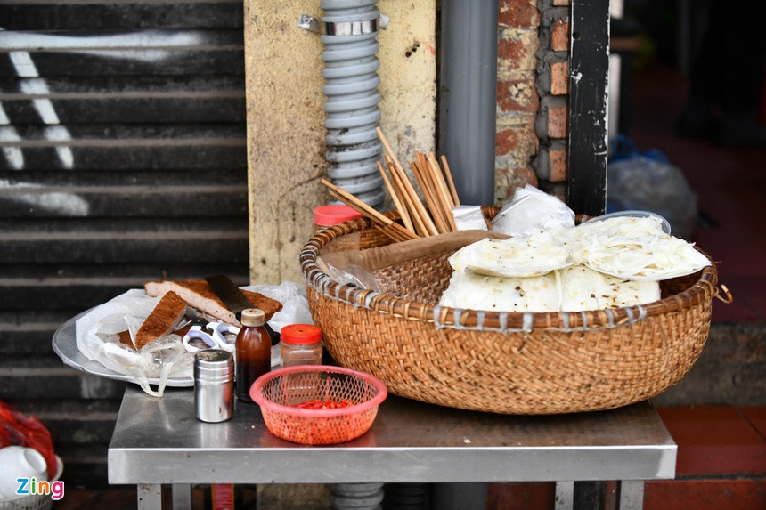 br/> Cứ mỗi buổi sáng vào lúc 6h, bà Hằng có mặt tại địa chỉ 14 Đào Duy Từ, quận Hoàn Kiếm để dọn đồ, chuẩn bị bán. Bà cho biết, bàn thuê của một nhà hàng gần đó. Nguyên liệu, bát, đũa... được bà kê xếp gọn gàng rồi chất lên xe máy sau đó di chuyển từ nhà ra đây để kinh doanh.