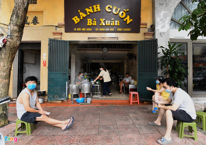 Hình ảnh tại hàng bánh cuốn Bà Xuân nổi tiếng đã 20 năm tuổi, nằm trên phố Hoè Nhai thuộc quận Hoàn Kiếm.