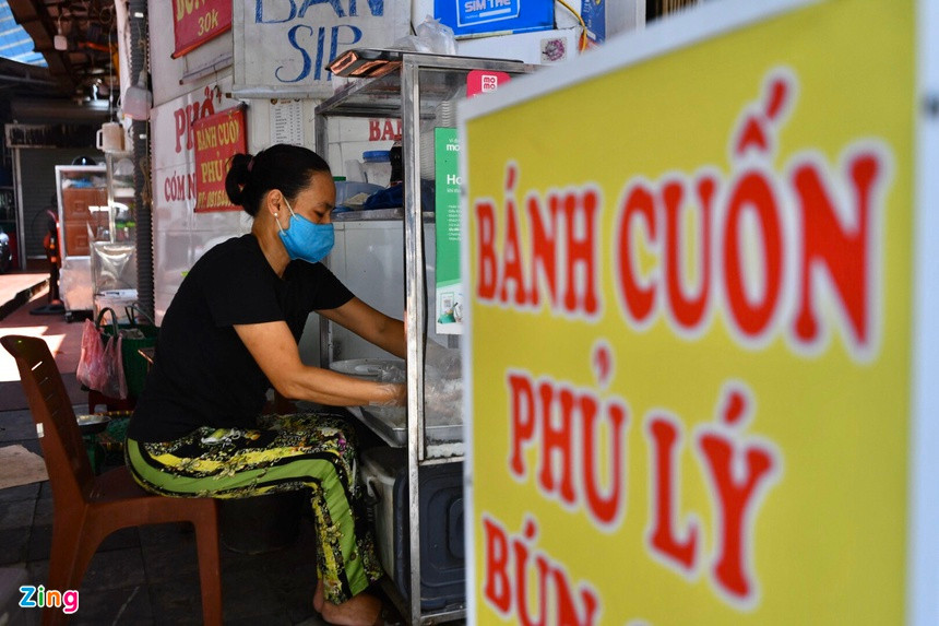 br/> Khác với những hàng bánh cuốn phổ biến thường ăn kèm với chả giò, bánh cuốn Phủ Lý ăn kèm thịt nướng có nguồn gốc ở tỉnh Hà Nam cũng xuất hiện tại phố Đào Duy Từ, Hà Nội. Chị Thư, chủ quán, cho biết: “Khu phố cổ là địa điểm trung tâm văn hoá của Hà Nội, mỗi khi chúng tôi nướng thịt, mùi hương hấp dẫn thu hút được rất nhiều thực khách nước ngoài đến ăn. Nhưng kể từ khi có dịch, các hoạt động du lịch bị hạn chế, lượng khách giảm đi đáng kể”.