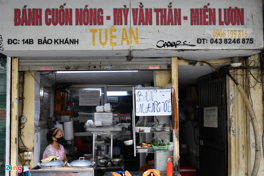 br/> Trái lại, cửa hàng bánh cuốn nằm gần ngã rẽ Bảo Khánh và Lê Thái Tổ lại khá vắng khách. Người bán cho biết gần 8h vẫn chưa có người mở hàng.