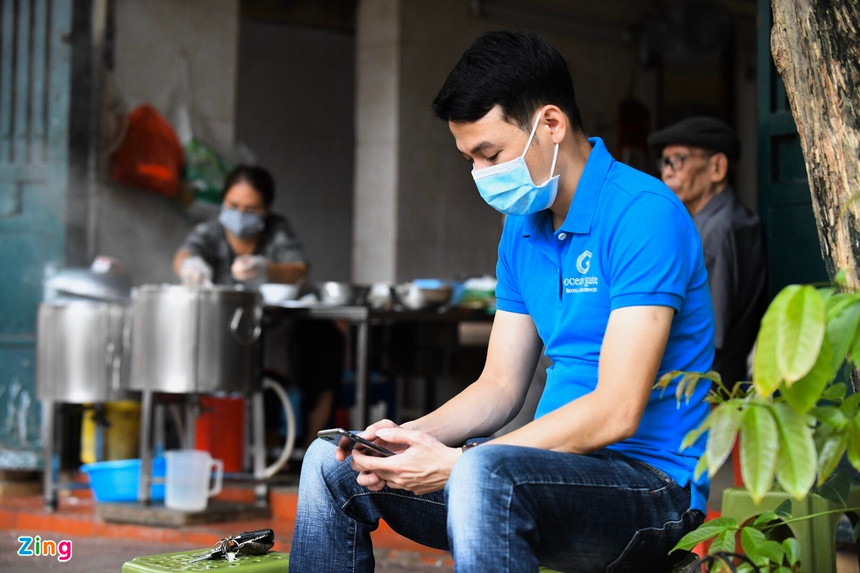 Một khách hàng quen thuộc của quán 4 năm nay, anh Thái (34 tuổi), chia sẻ: “Kể từ khi có con, hầu như sáng nào tôi cũng mua bánh cuốn bởi các cháu ở nhà rất thích. Nhà tôi gần đây nên việc đi lại mùa dịch không gặp nhiều khó khăn”.