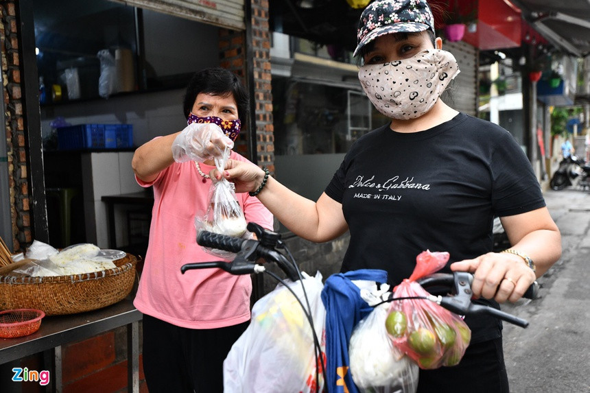 br/> Thời kỳ dịch Covid-19 chưa bùng phát, bà Hằng chủ yếu buôn bán trên vỉa hè. Bà cho biết lượng khách trước đây ngồi thành một hàng dài quanh vỉa hè phố Đào Duy Từ mỗi sáng. Nhưng từ khi có lệnh cấm hoạt động tại chỗ, bàn ghế được bà xếp gọn ở nhà, chỉ mang theo những thứ cần thiết để tiện bán mang đi.