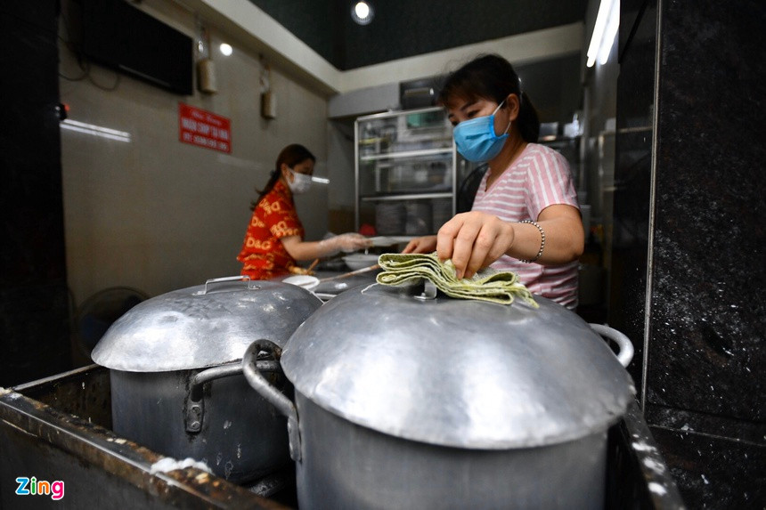 Bánh cuốn Thanh Vân được quảng cáo là gia truyền ba đời từ năm 1973 đến nay cũng khá nổi tiếng trên đất thủ đô. Những ngày giãn cách, quán này vẫn duy trì hoạt động bán cho khách mang đi.