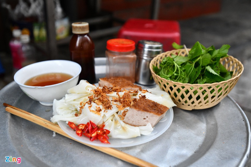 Hang banh cuon noi tieng ban hon 100 suat mang ve moi ngay