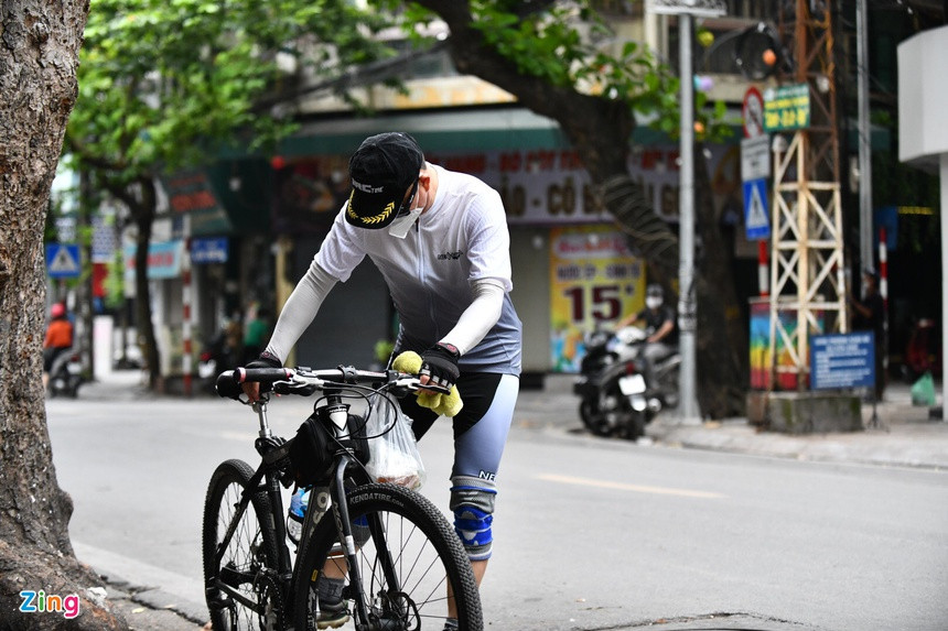 br/> Thời tiết Hà Nội những ngày này khá mát mẻ. Ông Sơn (63 tuổi) ghé vào quán bánh cuốn Thanh Vân mua một suất mang về. Ông bảo lựa chọn bánh cuốn bởi nó tiện mang đi và giữ được lâu, không như các mặt hàng như bún, phở. "Sau khi có lệnh không tiếp khách tại chỗ, tôi hầu như chỉ chọn bánh cuốn, xôi và bánh mì làm bữa sáng”, ông Sơn nói.