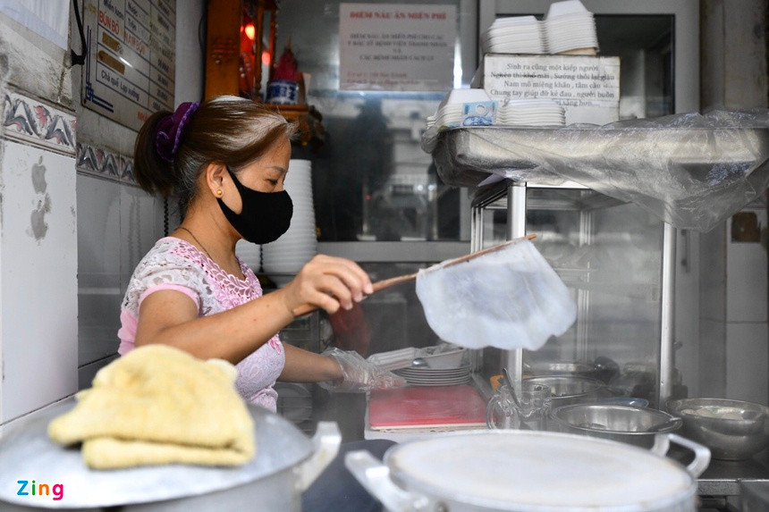 br/> Bà Lê Thị Tuyết (61 tuổi) cho rằng một phần vì quanh hồ Gươm người dân bị cấm thể dục buổi sáng nên ít người qua lại, lượng khách giảm đi cũng là điều dễ hiểu.