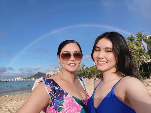 NSUT Ngoc Huyen cung con gai cung hiem hoi chia se anh dien bikini nuot na