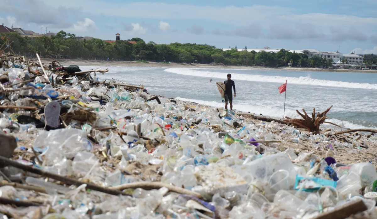 Bai bien Bali bi chon vui trong rac thai nhua