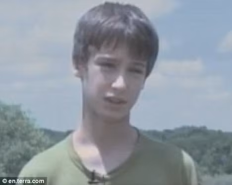 Thay con vat lang vang quanh nha, cau be dung sung san ban ha-Hinh-3